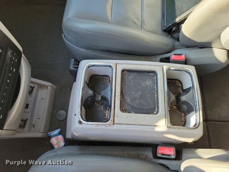 image for item OH9361 2011 Volkswagen Routan SEL van