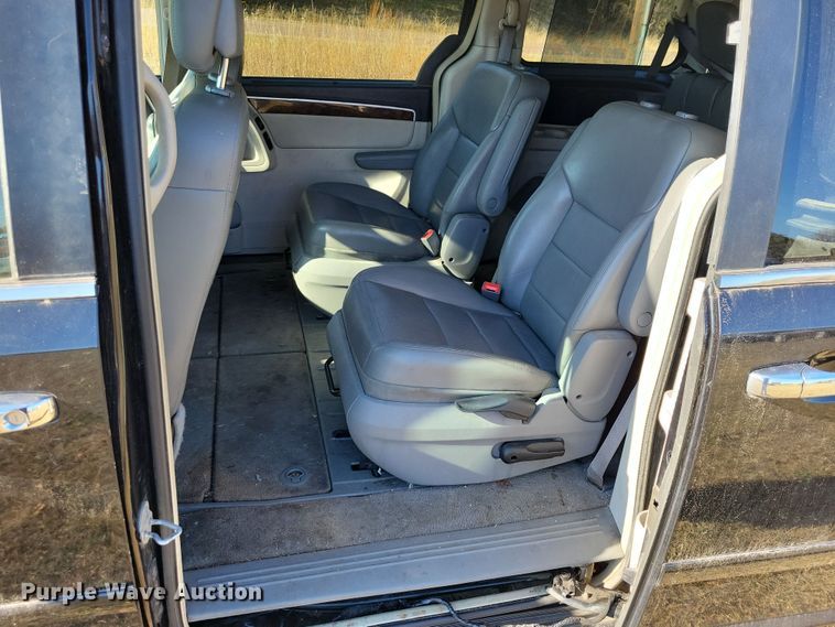 image for item OH9361 2011 Volkswagen Routan SEL van