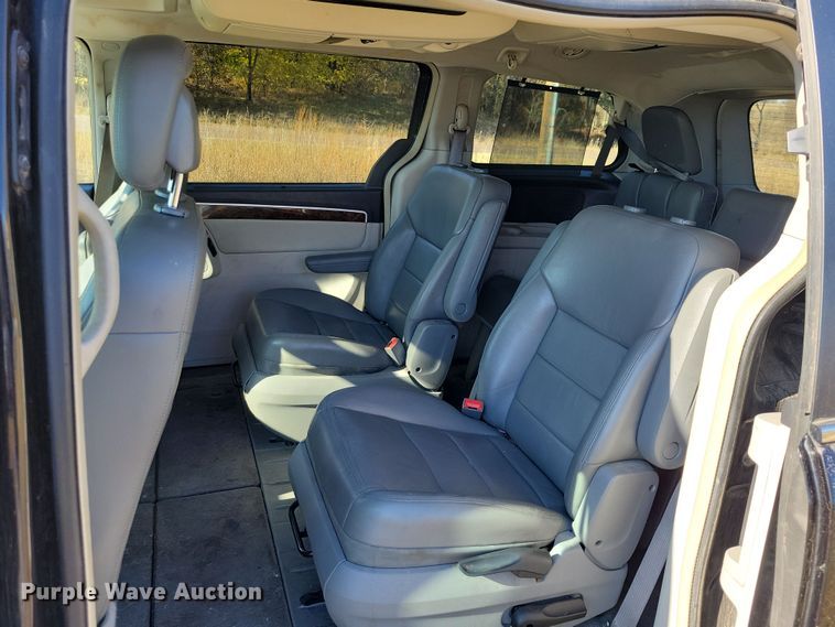 image for item OH9361 2011 Volkswagen Routan SEL van