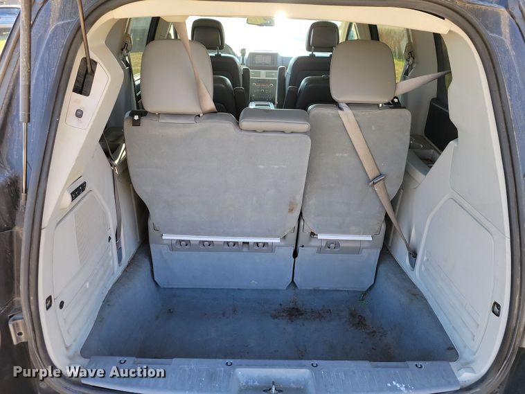 image for item OH9361 2011 Volkswagen Routan SEL van