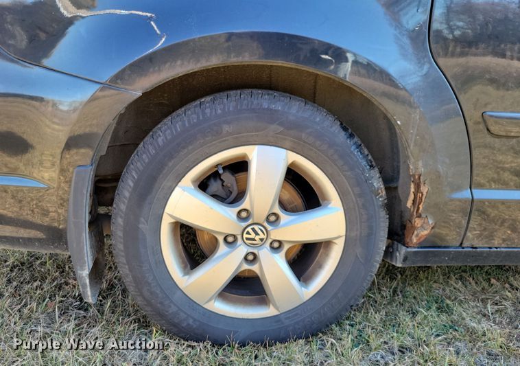 image for item OH9361 2011 Volkswagen Routan SEL van