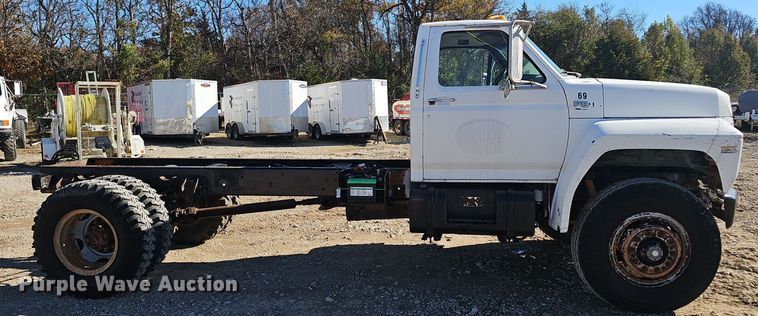 image for item OJ9079 1990 Ford F800 truck cab and chassis