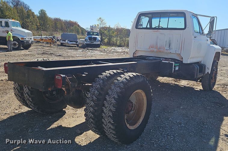 image for item OJ9079 1990 Ford F800 truck cab and chassis
