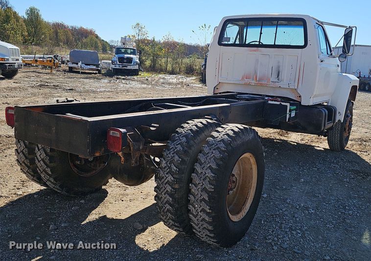 image for item OJ9079 1990 Ford F800 truck cab and chassis