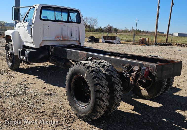 image for item OJ9079 1990 Ford F800 truck cab and chassis