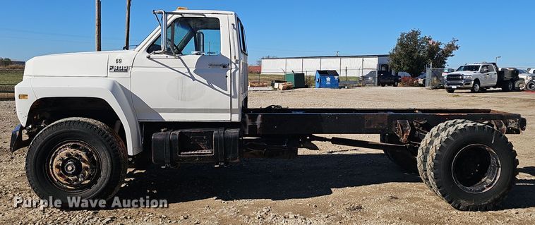 image for item OJ9079 1990 Ford F800 truck cab and chassis