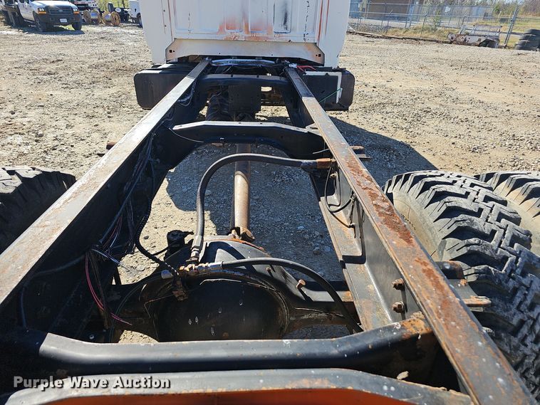 image for item OJ9079 1990 Ford F800 truck cab and chassis