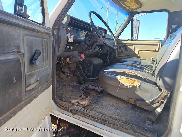 image for item OJ9079 1990 Ford F800 truck cab and chassis