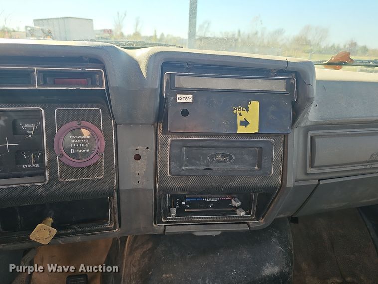 image for item OJ9079 1990 Ford F800 truck cab and chassis