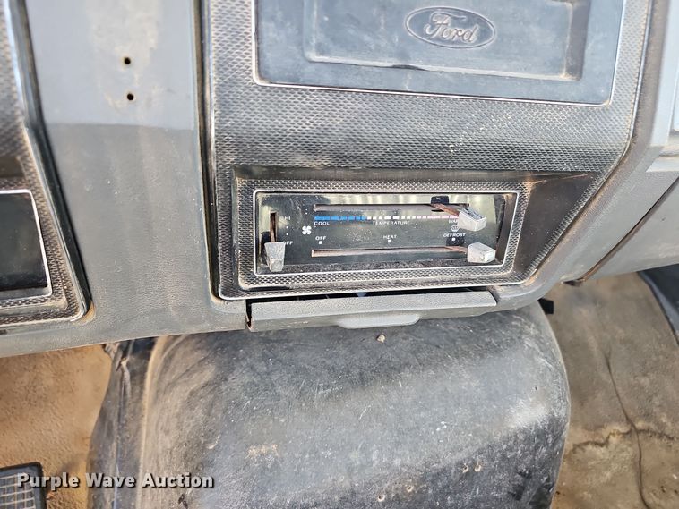 image for item OJ9079 1990 Ford F800 truck cab and chassis