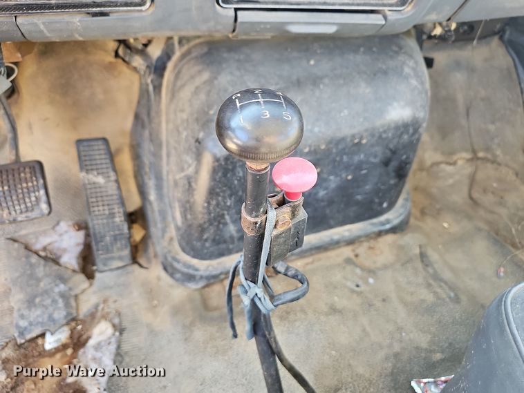 image for item OJ9079 1990 Ford F800 truck cab and chassis