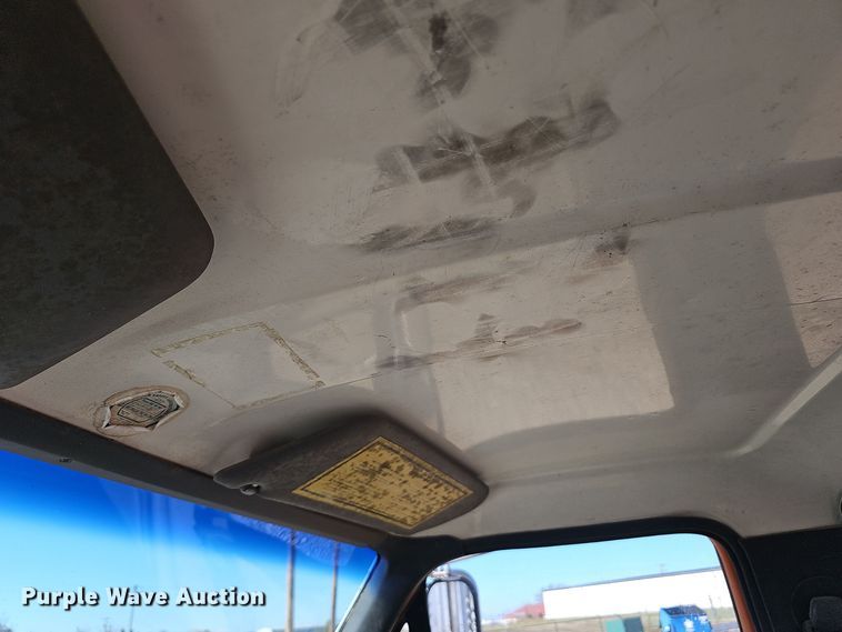 image for item OJ9079 1990 Ford F800 truck cab and chassis