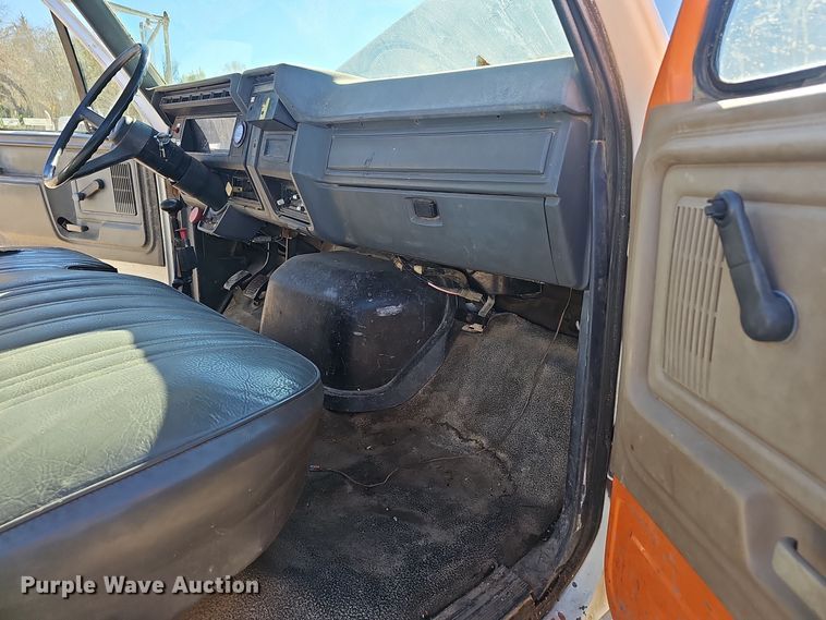 image for item OJ9079 1990 Ford F800 truck cab and chassis