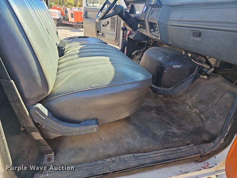 image for item OJ9079 1990 Ford F800 truck cab and chassis