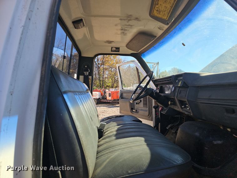 image for item OJ9079 1990 Ford F800 truck cab and chassis