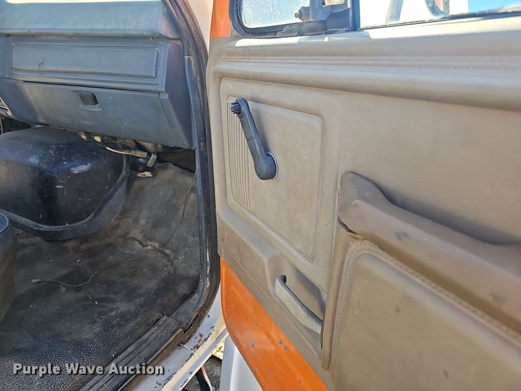 image for item OJ9079 1990 Ford F800 truck cab and chassis