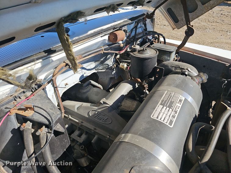 image for item OJ9079 1990 Ford F800 truck cab and chassis