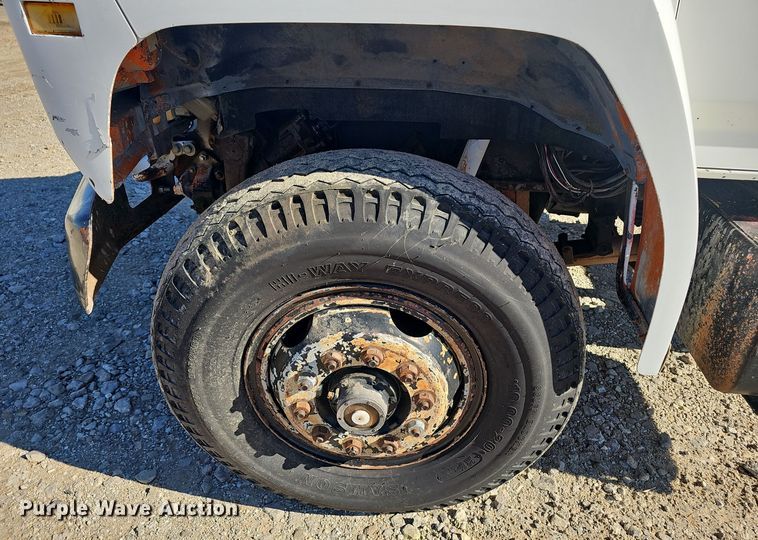 image for item OJ9079 1990 Ford F800 truck cab and chassis