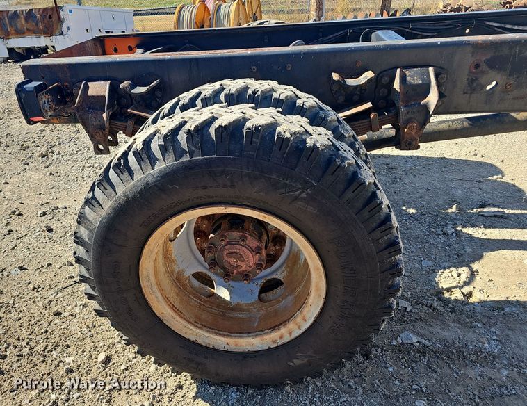 image for item OJ9079 1990 Ford F800 truck cab and chassis