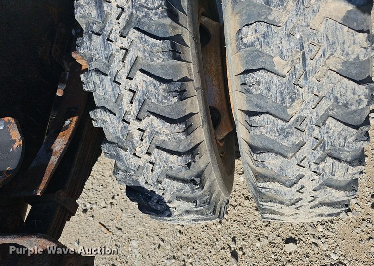 image for item OJ9079 1990 Ford F800 truck cab and chassis