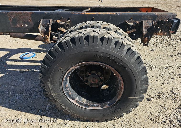 image for item OJ9079 1990 Ford F800 truck cab and chassis