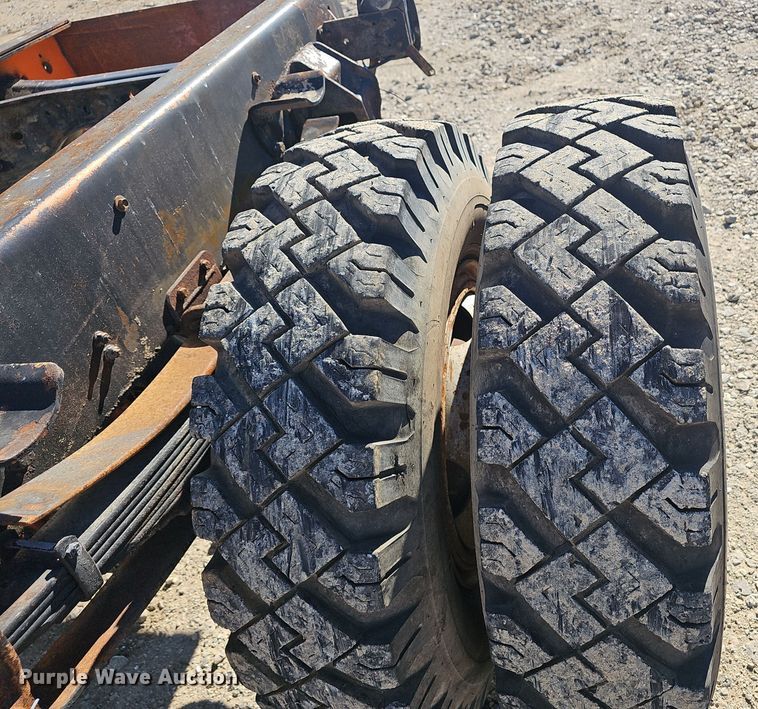 image for item OJ9079 1990 Ford F800 truck cab and chassis