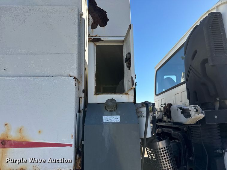 image for item DO2571 2009 Elgin Eagle street sweeper truck