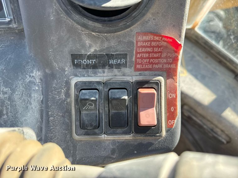 image for item DO7635 2000 John Deere 344H wheel loader