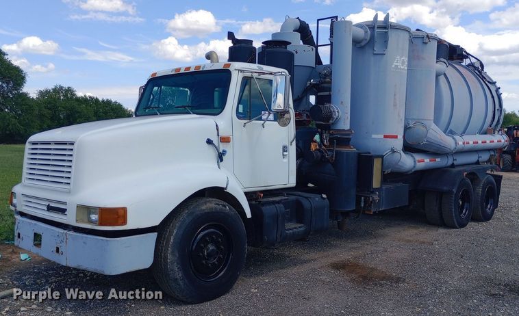 image for item DP1209 2001 International 2674 vacuum truck