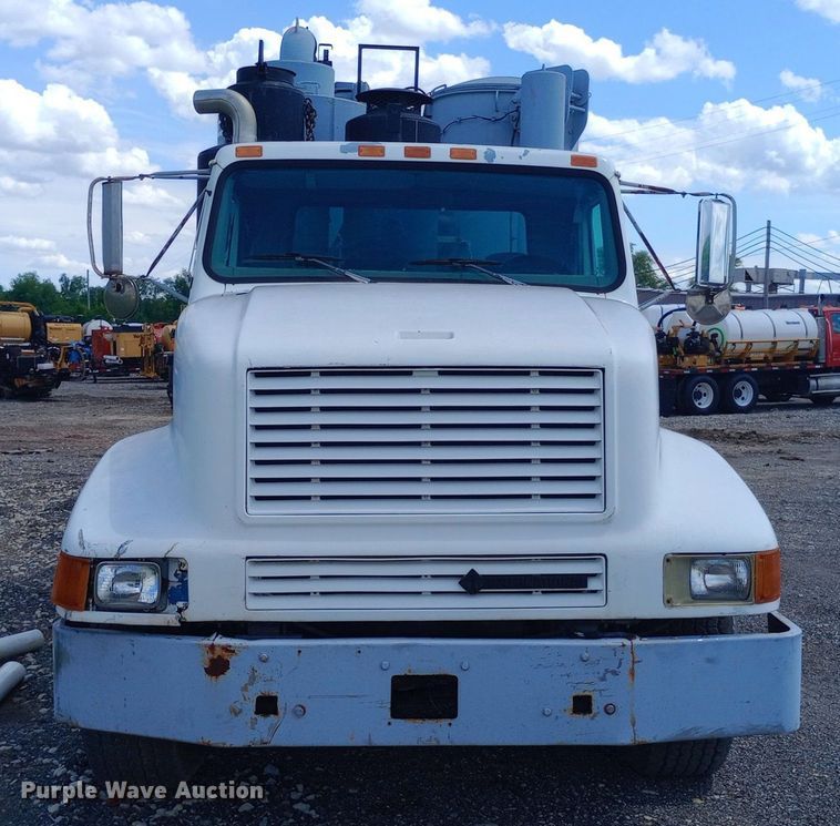 image for item DP1209 2001 International 2674 vacuum truck