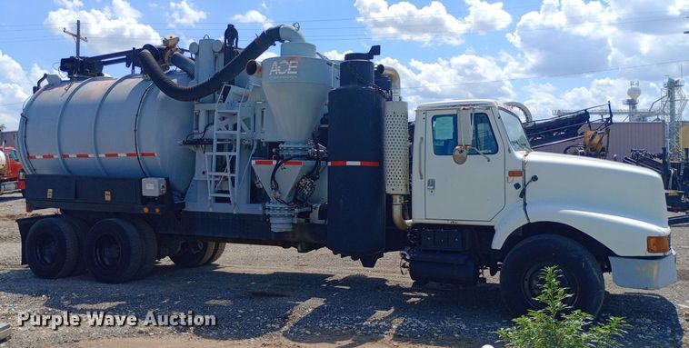 image for item DP1209 2001 International 2674 vacuum truck