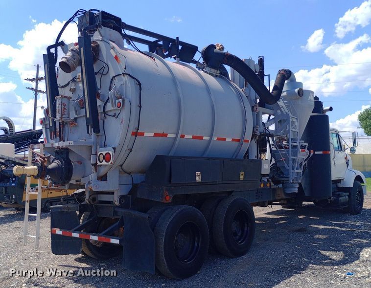 image for item DP1209 2001 International 2674 vacuum truck