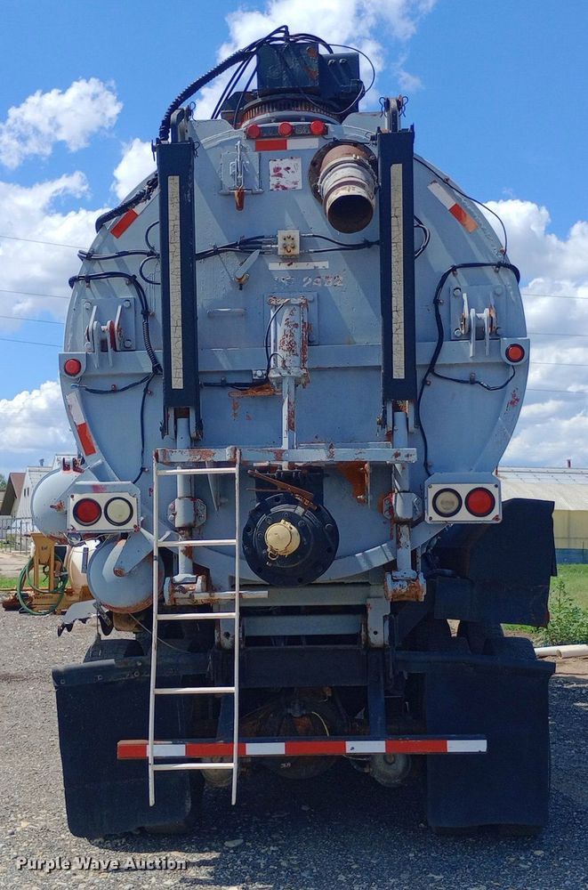 image for item DP1209 2001 International 2674 vacuum truck