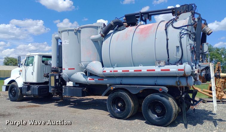image for item DP1209 2001 International 2674 vacuum truck
