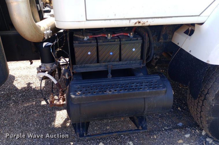 image for item DP1209 2001 International 2674 vacuum truck