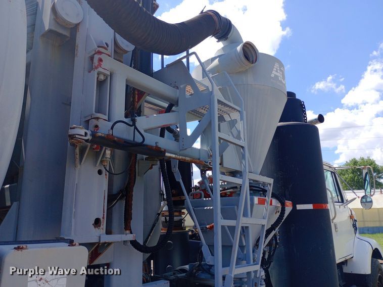 image for item DP1209 2001 International 2674 vacuum truck