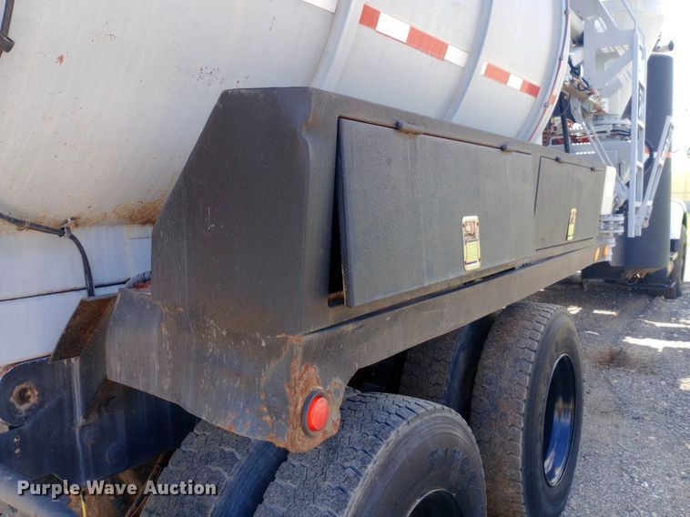image for item DP1209 2001 International 2674 vacuum truck