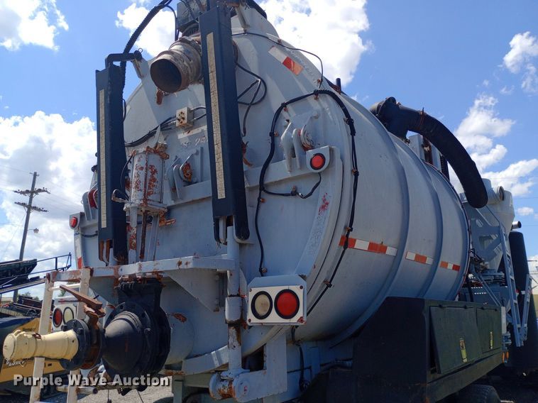 image for item DP1209 2001 International 2674 vacuum truck