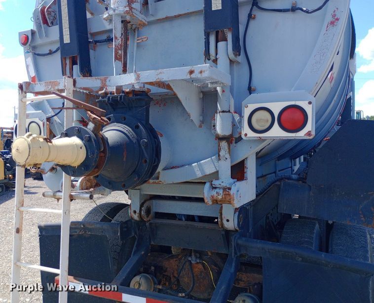 image for item DP1209 2001 International 2674 vacuum truck