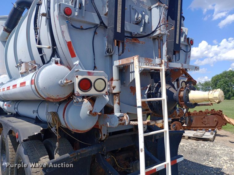 image for item DP1209 2001 International 2674 vacuum truck