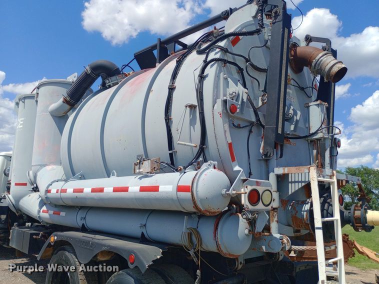 image for item DP1209 2001 International 2674 vacuum truck