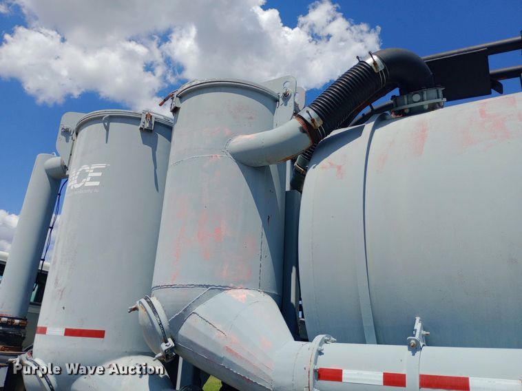 image for item DP1209 2001 International 2674 vacuum truck