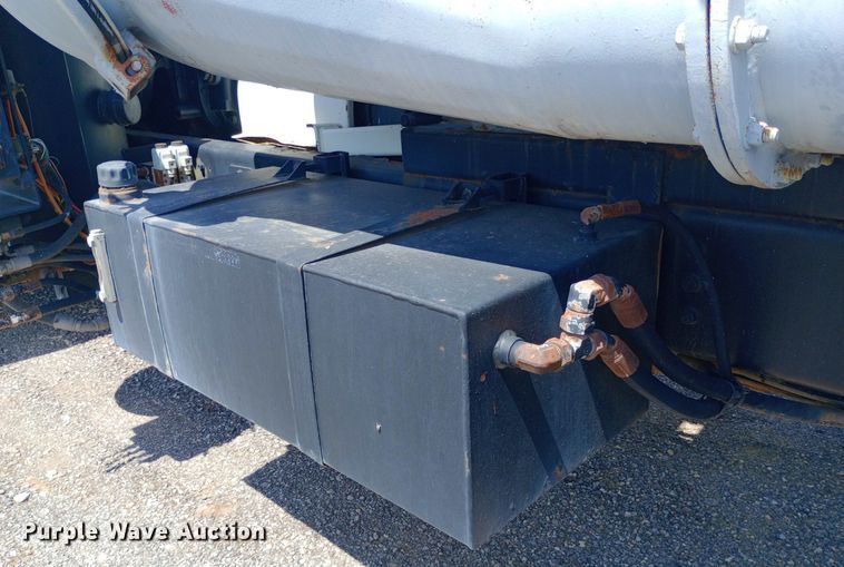 image for item DP1209 2001 International 2674 vacuum truck