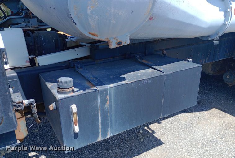 image for item DP1209 2001 International 2674 vacuum truck