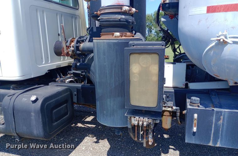 image for item DP1209 2001 International 2674 vacuum truck