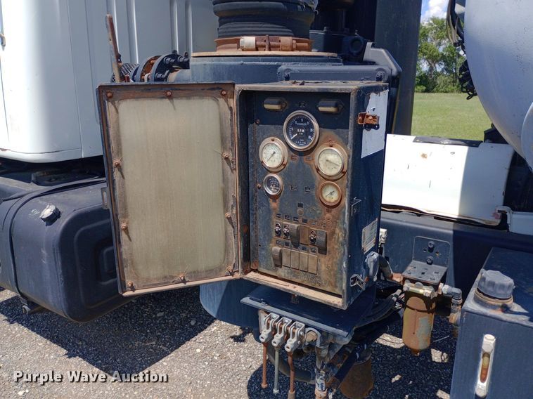 image for item DP1209 2001 International 2674 vacuum truck