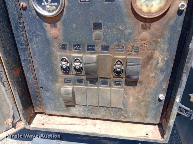 image for item DP1209 2001 International 2674 vacuum truck