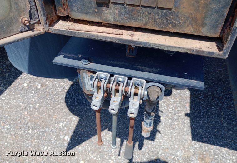 image for item DP1209 2001 International 2674 vacuum truck