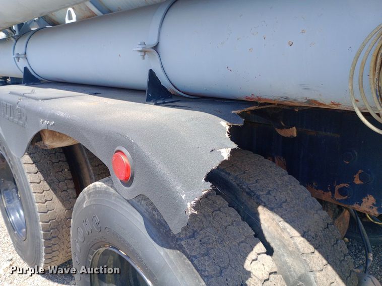 image for item DP1209 2001 International 2674 vacuum truck