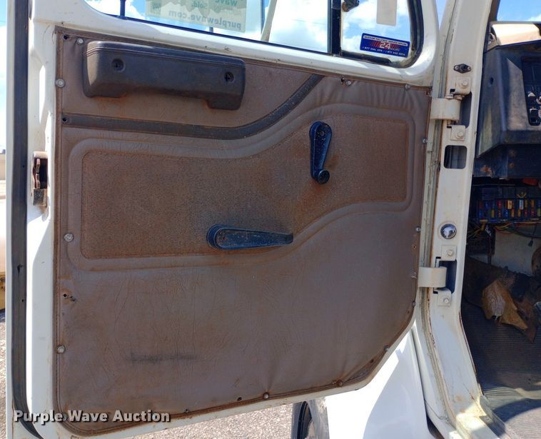 image for item DP1209 2001 International 2674 vacuum truck